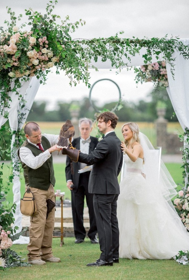اقيم حفل الزفاف في قلعة لاترلستاون التي تشرف على تربية الصقور