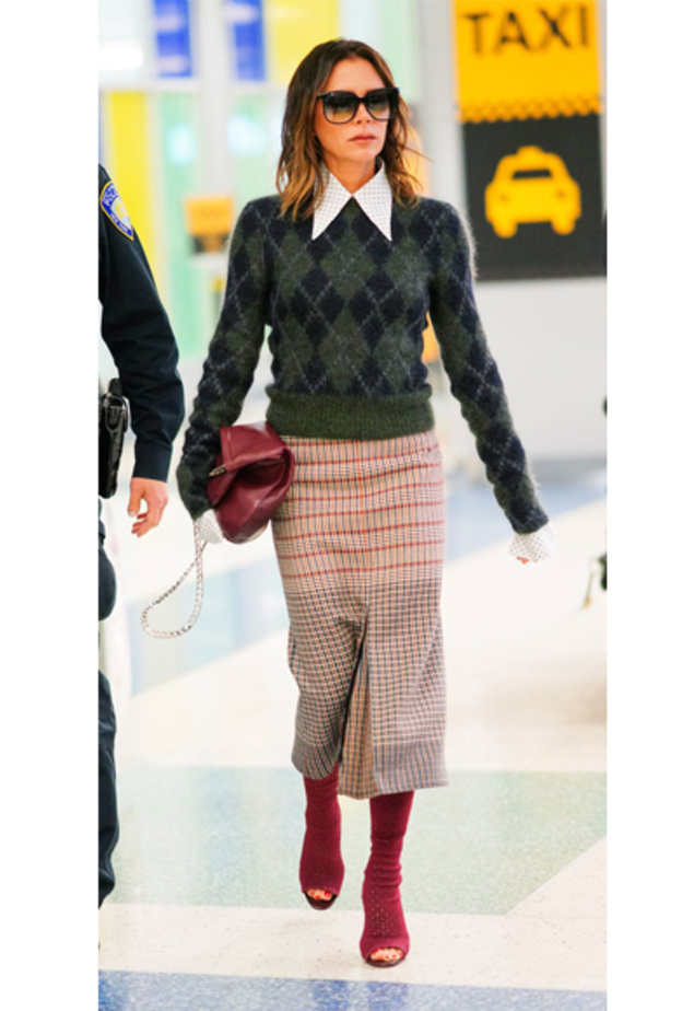 إطلالة راقية للنجمة JULIANNE MOORE مع الفستان الاسود البراق والطويل من دار Celine