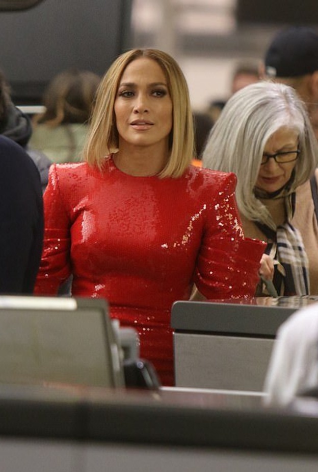 أطلت خلال تصوير فيلمها الجديد بفستان ميدي من قماش الترتر الأحمر من Alex Perry