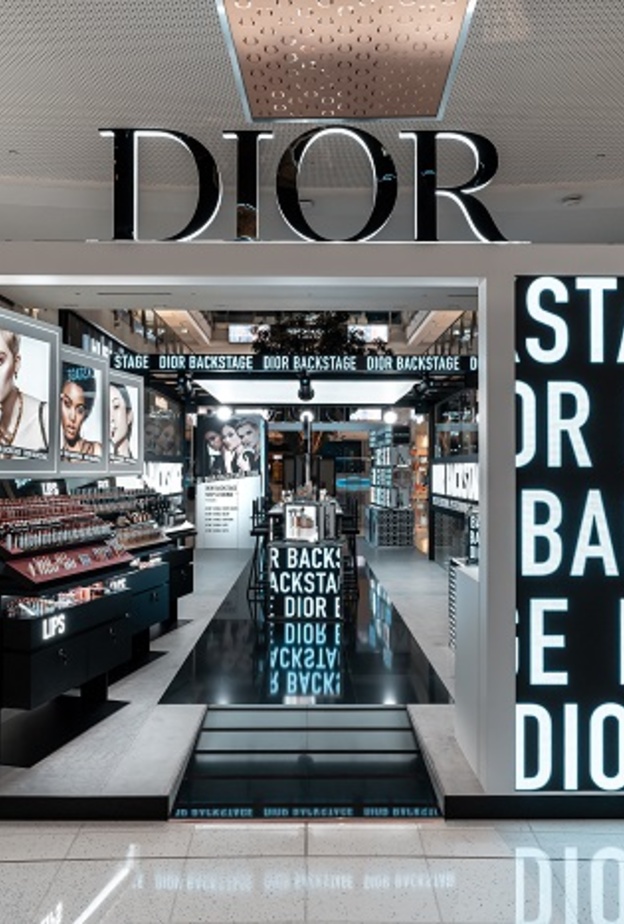 تجربة استثنائية في متجر Dior Backstage المؤقت دبي مول