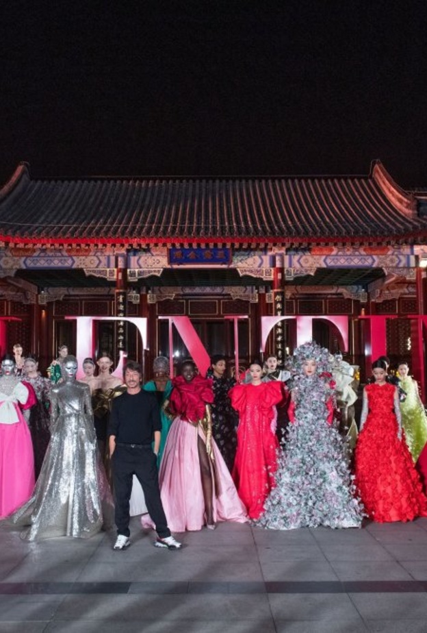 "حلم اليقظة"..Valentino للتصاميم الراقية في بكين