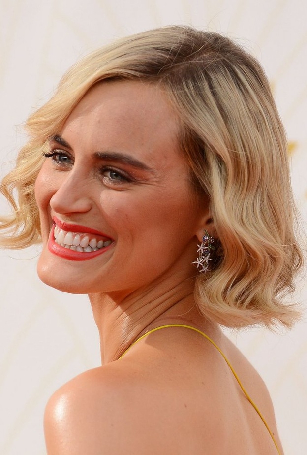 تايلور شيلينغ متألقة بزوج من الأقراط الماسية الطويلة من ماركة  Chanel