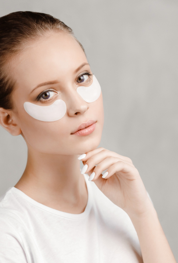 يعالج فيتامين Eالخطوط الرفيعة والهلات السوداء وانتفاخات العينين