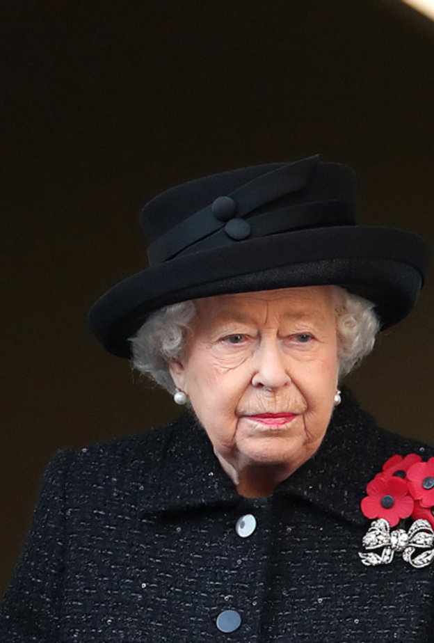  ملكة بريطانيا ترتدي بروش بدلالات رمزية للقوات البريطانية