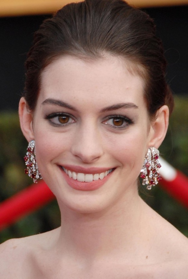 آن هاثاواي أنيقة بقلادة من تيفاني Tiffany