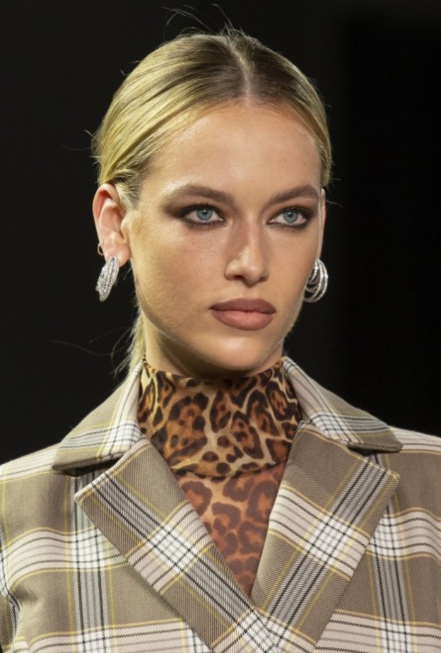 طريقة عمل مكياج عيون باللون البني احدث موضة في شتاء 2020 على خطى Marques Almeida