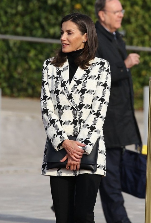 أكملت اللوك بكنزة سوداء بياقة عالية وسروال أسود بقصة ضيقة