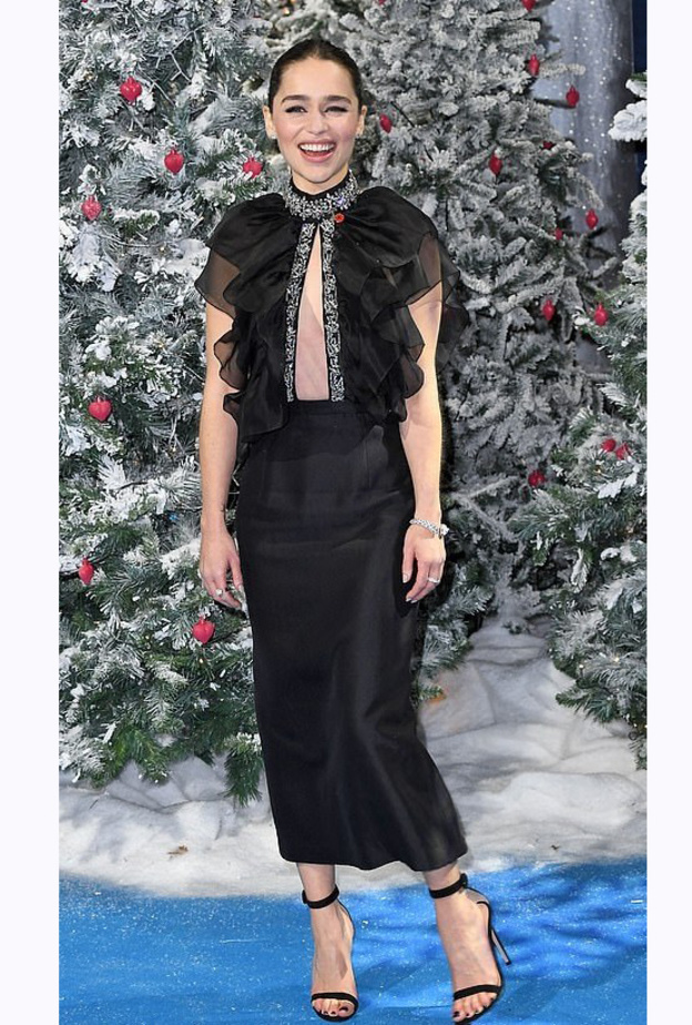 إطلالة النجمة إميليا كلارك Emilia Clarke بفستان أسود خلال العرض الاولي لفيلمها الجديد