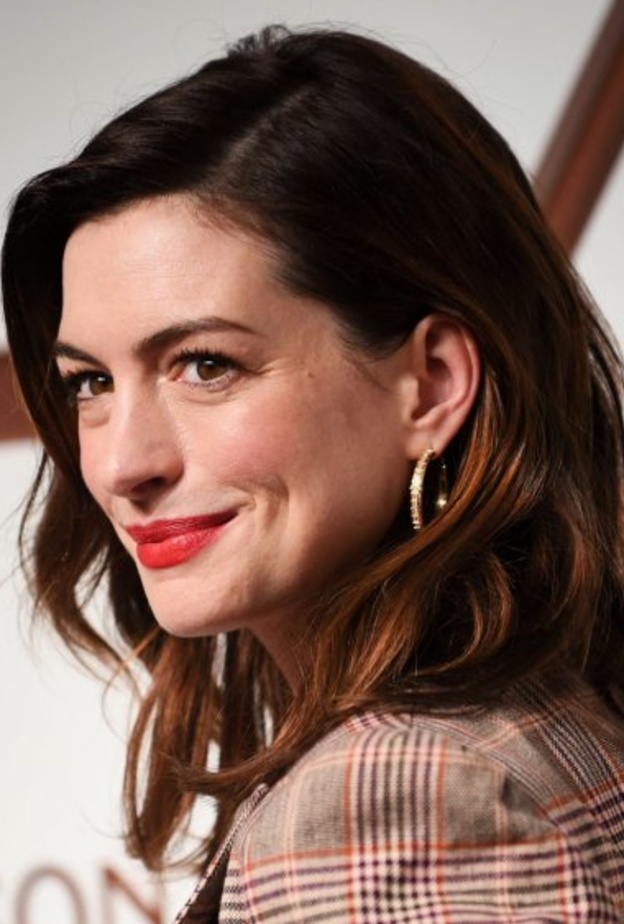 الشعر القصير للغاية على آن هاثاواي