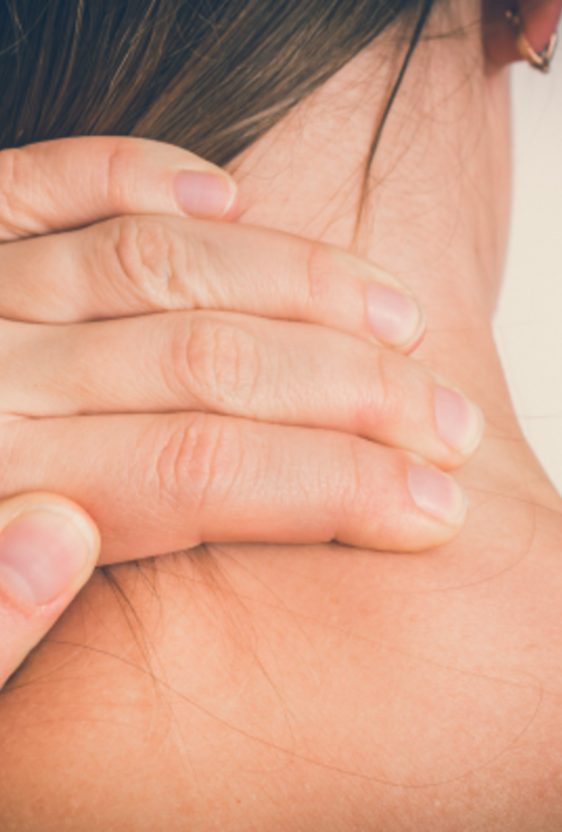 الشد العضلي في الرقبة من مضاعفات الجلوس الخاطئ