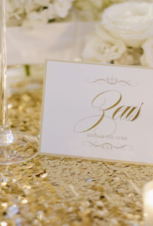 اكسسورات مائده باللون الذهبي