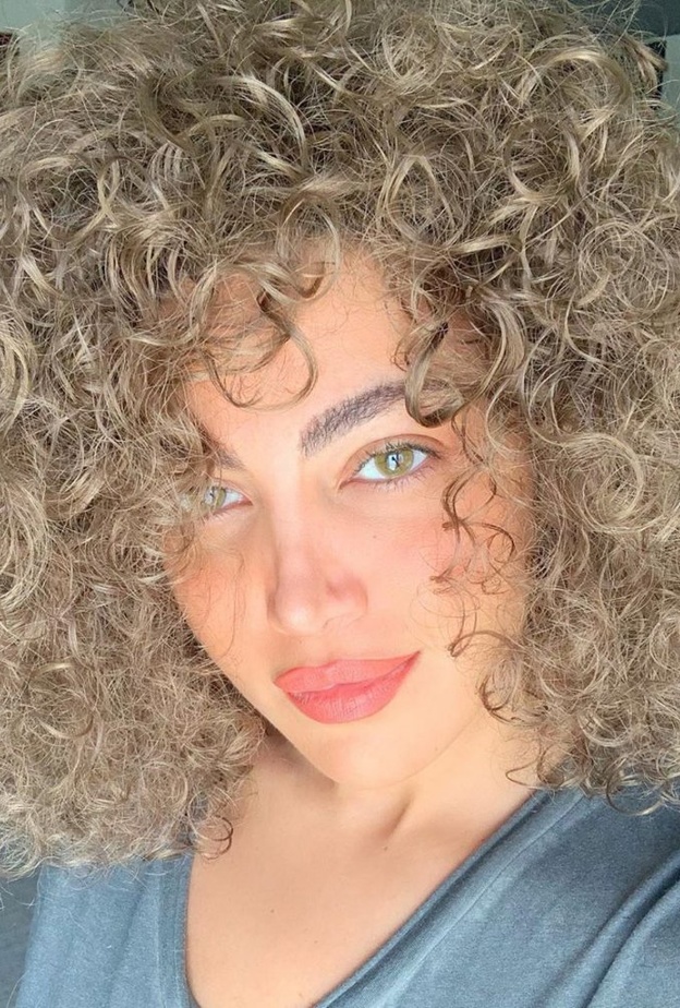 ريهام حجاج تعتمد الشعر الكيرلي القصير