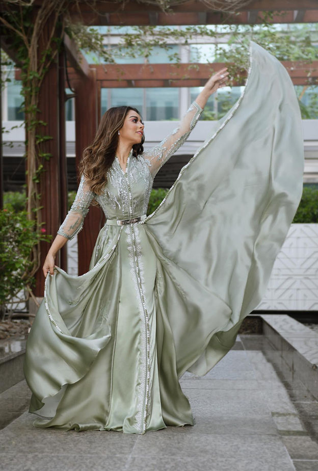 اختارت الجميلة بلقيس في اطلالتها الاخيرة موضة القفطان الزيتي بتدرجات فاتحة مع القماش الحريري الفاخر