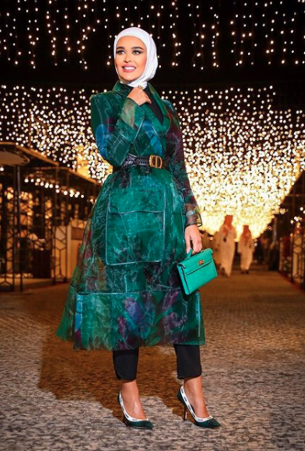 اطلالة بالأبيض نسقتها سهى