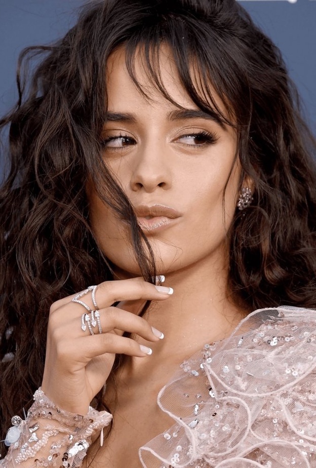  اختارت الجميلة بيلا حديد Bella Hadid اجمل رسمات المناكير الفرنسي العريض