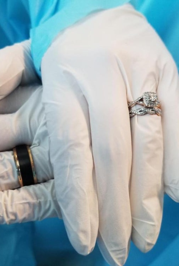 استكمل العروسين مراسيم الزفاف في الكنيسة