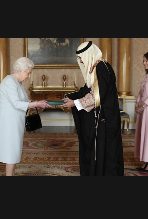 الملكة اليزابيث تستقبل السفير السعودي الأمير خالد بن بندر آل سعود في قصر بكنغهام أمس