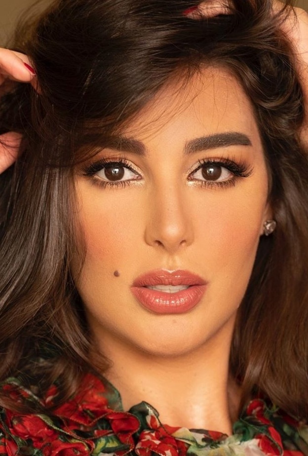  ياسمين صبري بمكياج مميز وناعم بأنامل نوره بوعوض