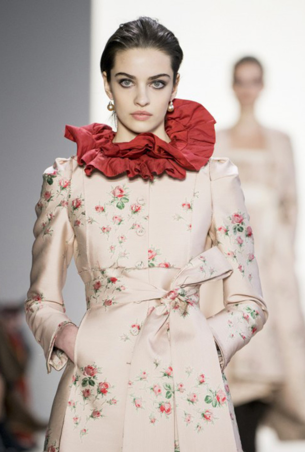 موضة التوبات العريضة مع الياقة الكشكش آخر موضة في شتاء 2020