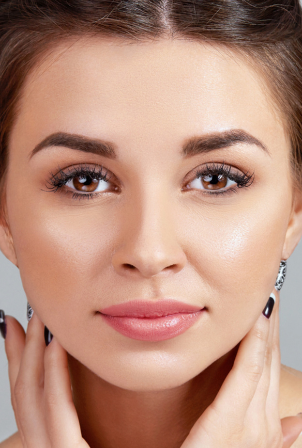 طبقي الفاونديشن بطبقة خفيفة وامنحي خديك التورد