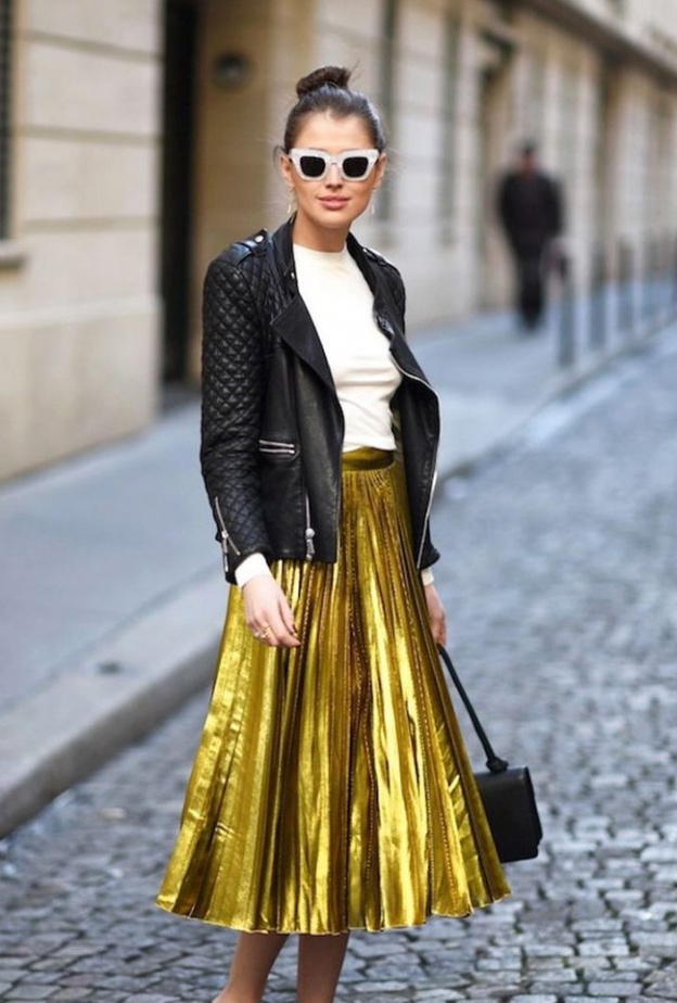 لاطلالاتك اليومية تألقي في بنطلون باللون الذهبي