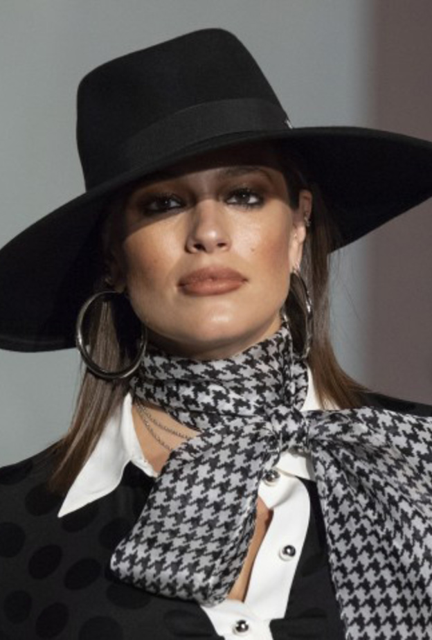 طريقة وضع مكياج يناسب احمر شفاه باللون البني الفاتح موضة شتاء 2020