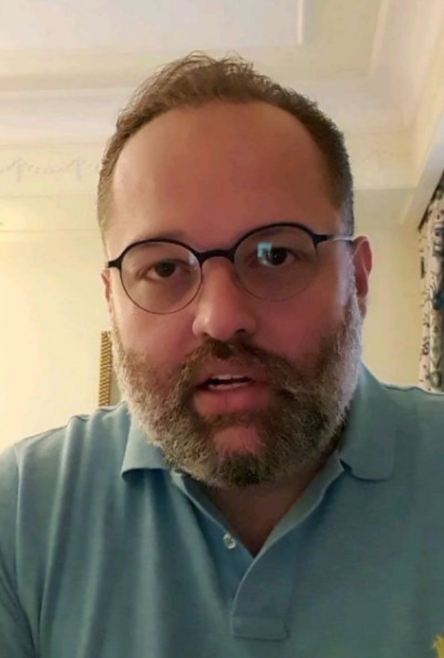 محمد محمود عبد العزيز ينشر صورة مؤثرة مع والديه