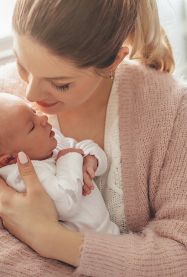 كيف تعلم الأم أن مولودها بخير 