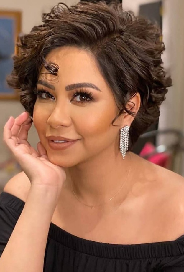 أحلام ترتدي مجوهرات كارتييه وديور