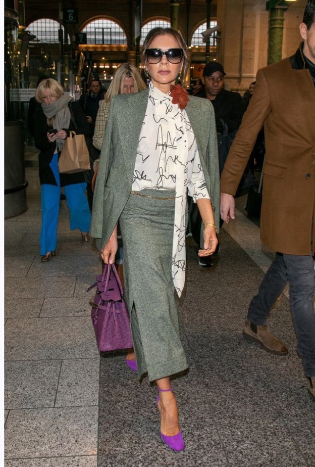 موضة الأبيض مع الرمادي بأسلوب فيكتوريا بيكهام