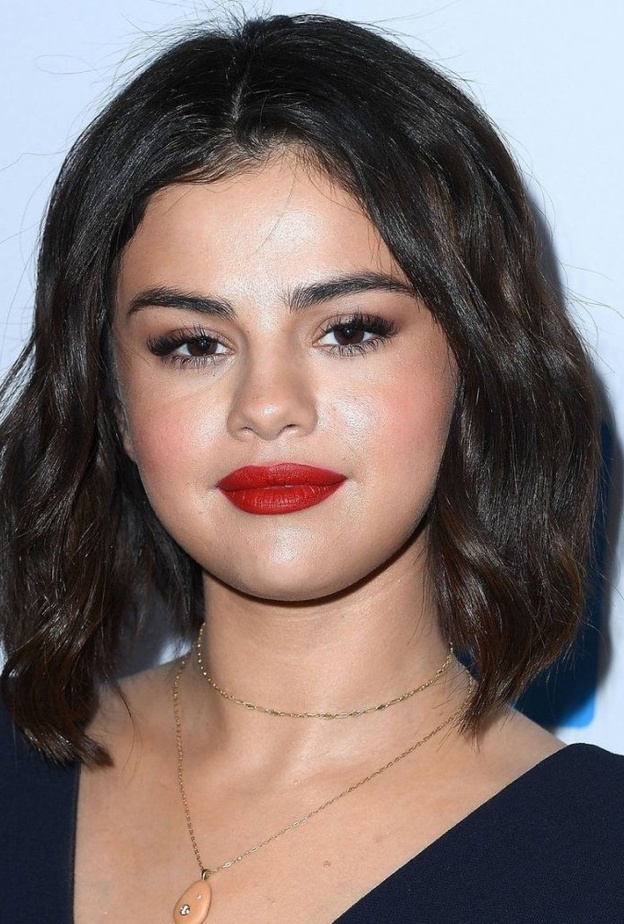 مكياج مناسب لأحمر الشفاه الأحمر بأسلوب سيلينا غوميز