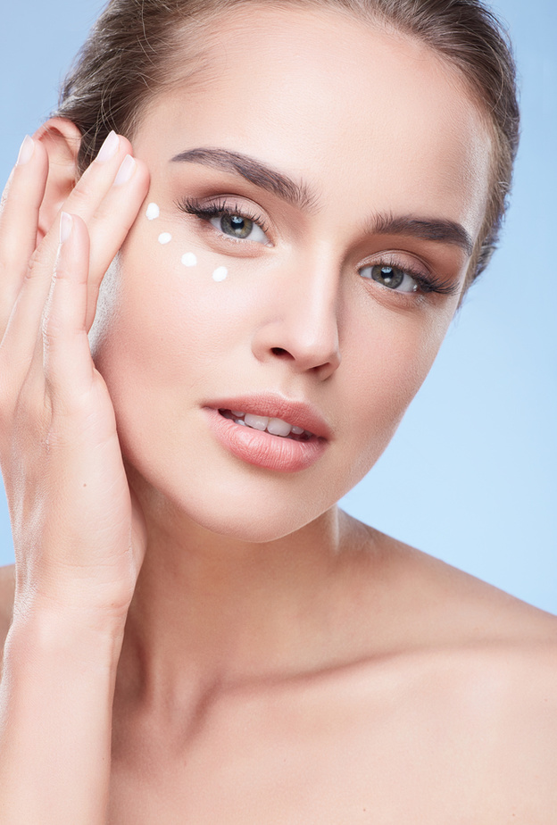 تعرفي الى اهم النصائح لطريقة وضع الكريم حول العين