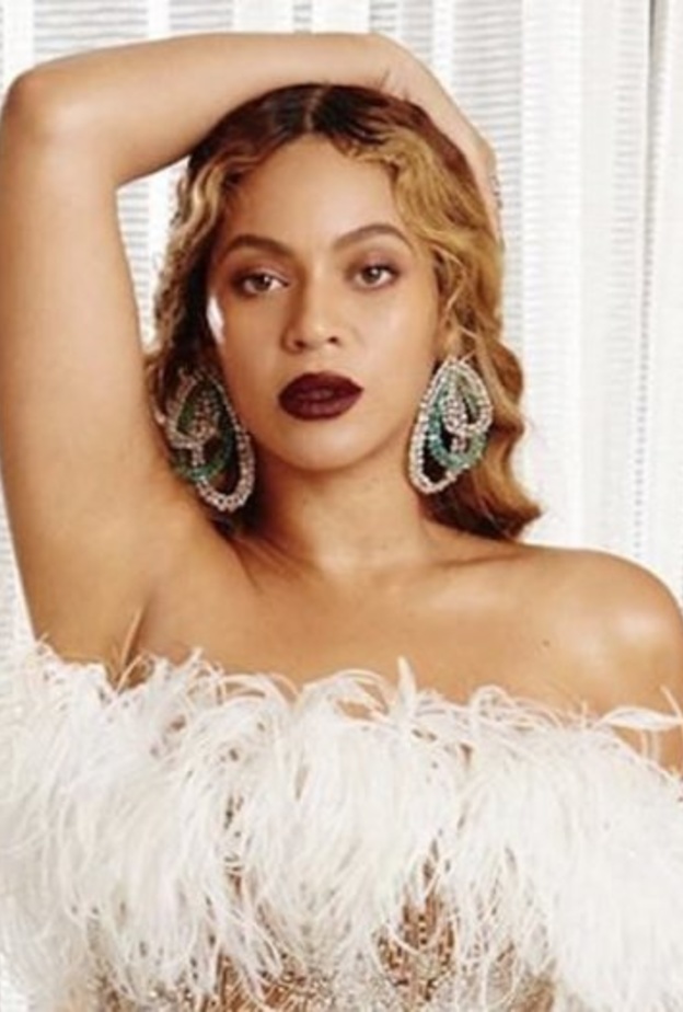 تألقت بلون شفاه أحمر داكن بينما إعتمدت ماكياج عيون ناعم