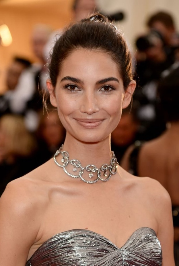  ليلي ألدريدج بفستان أحمر أنيق من ماركة Brandon Maxwell