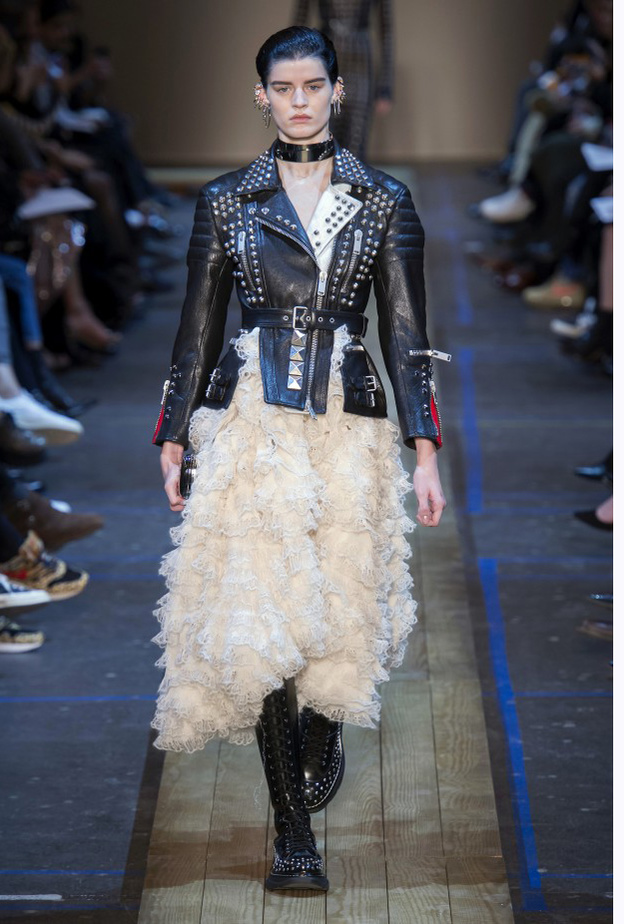 إختاري البومبر جاكيت العصرية المزيّنة بالترتر والنقشات بأسلوب سان لوران