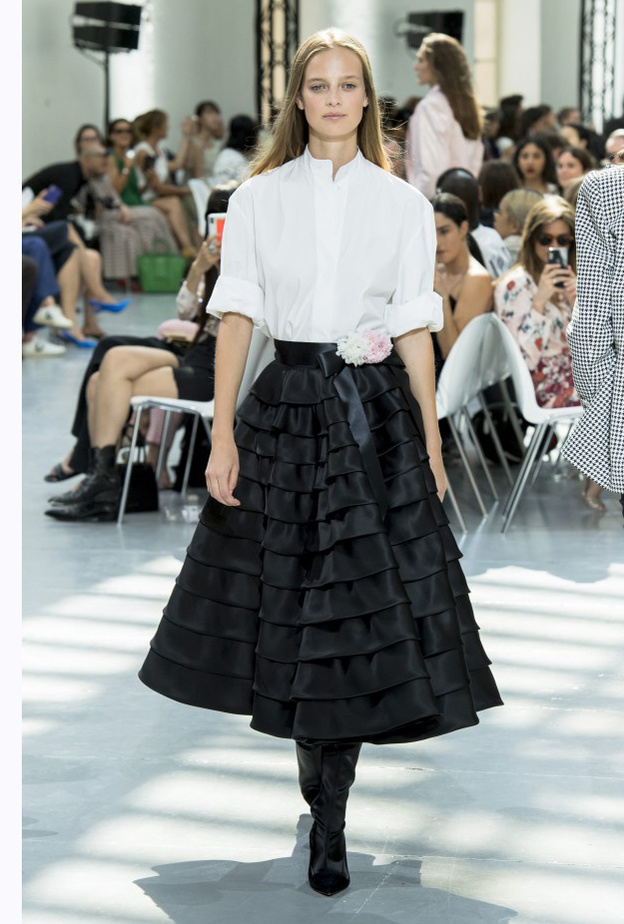  تنسيق القميص الأبيض مع التنورة الكلوش من وحي دار Alexandre Vauthier