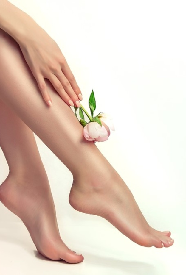 اختاري الوصفة الطبيعية المناسب لك مع المختصصين لتقشير النقط السوداء في الساقين