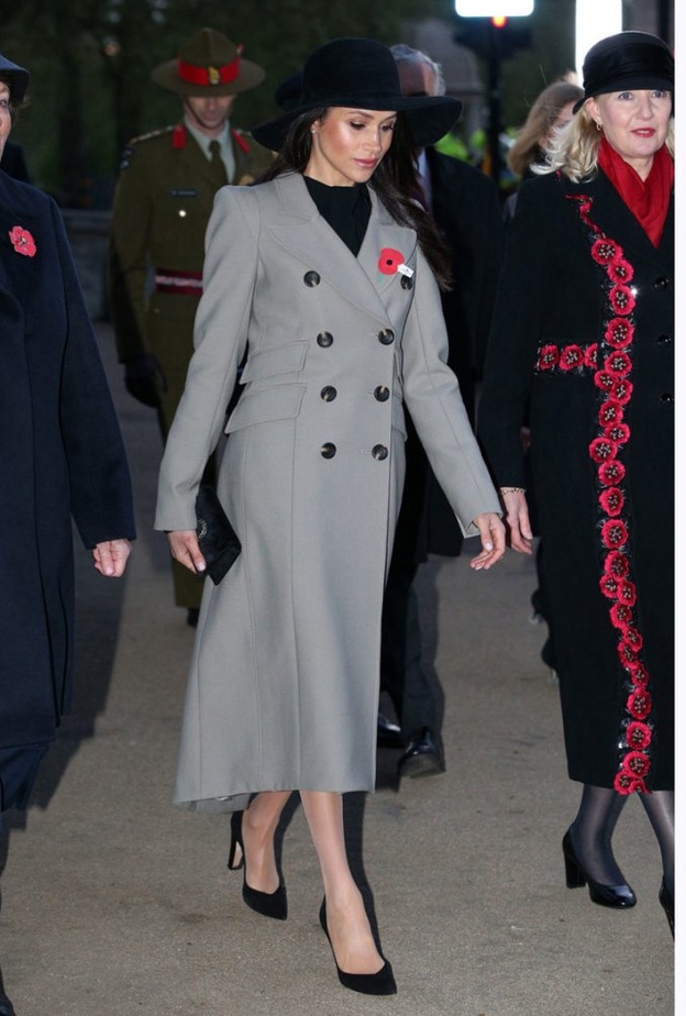 الدوقة ميغان ماركل meghan markle بموضة المعطف الاسود مع الرباط من دار Calvin Klein