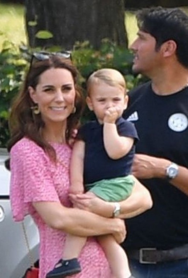 دوقة كمبريدج تصطحب الأمير لويس لعرض موسيقي بالدمى