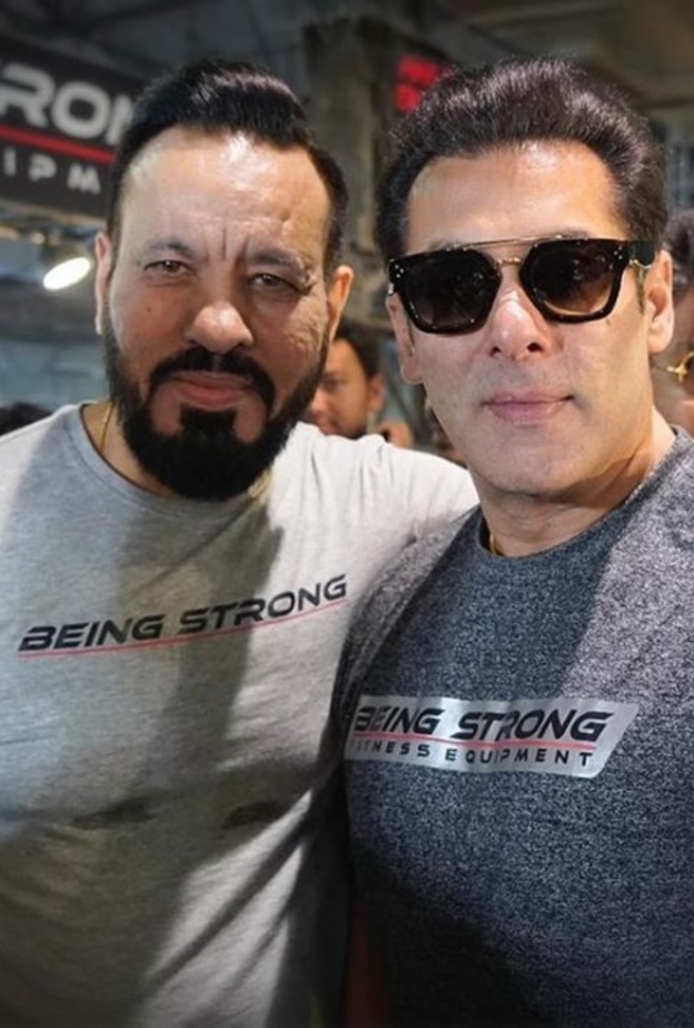 سلمان خان يحتفل بمرور 25 عام مع حارسه الشخصي الشهير شيرا