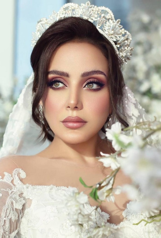 اختارت تسريحة الشينيون مع تاج ملكي