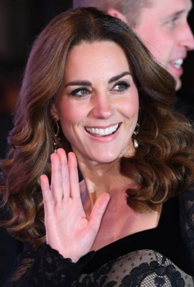 اتسريحات الشعر الويفي من الاسفل في إطلالة الدوقة كيت ميدلتون