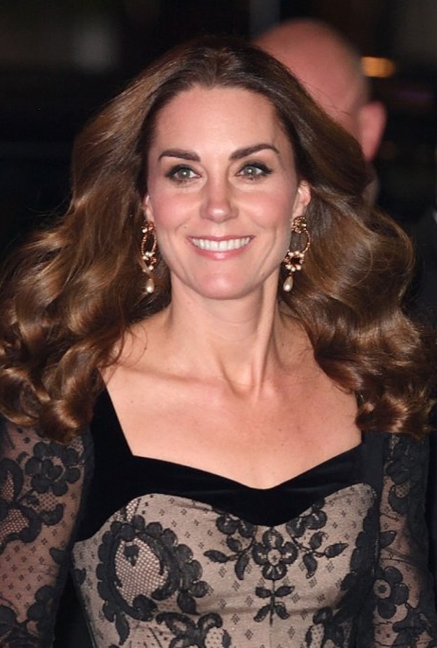  الفستان جاء بقصة الصدر الـ sweetheart neckline