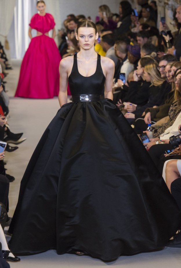 اطلالة انيقة من تصميم كارولينا هيريرا