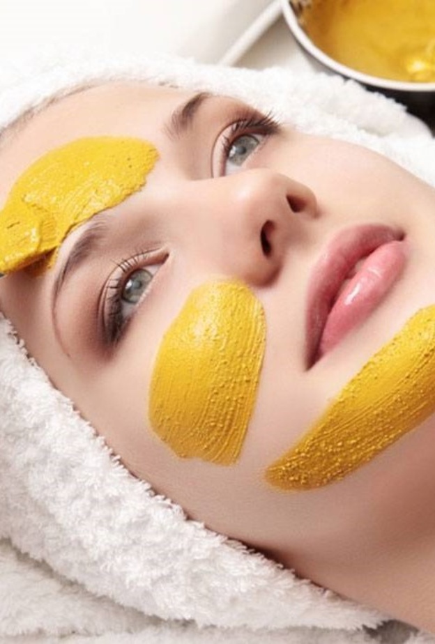 ماسك الكركم وماء الورد لنعومة وتحفيز الكولاجين للبشرة الجافة في الشتاء