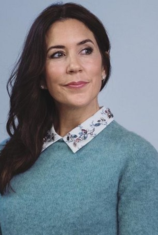 الأميرة ماري في إطلالة عمل كاجوال أنيقة