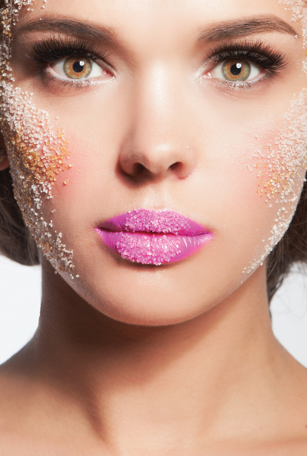 كيفية استخدام السكر في تقشير وتوحيد لون البشرة