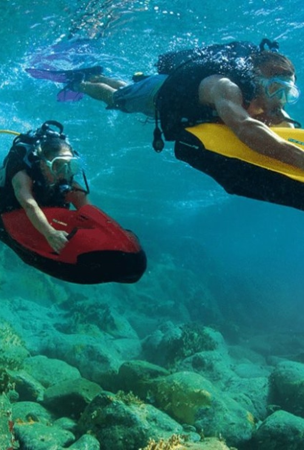 استخدم السكوتر للغوص تحت الماء في شرم ستيوارت