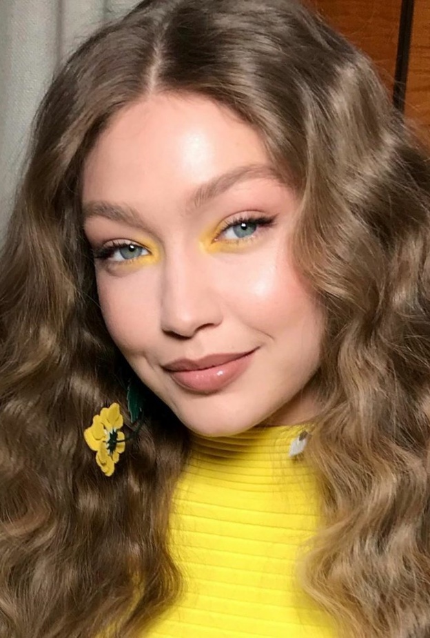 اختاري بأسلوب Gigi Hadid مكياج عيون بظلال باللون الاصفر الساحر