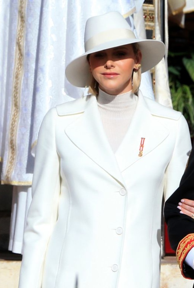 أضافت الى اللوك أكسسوارات زادت من لمسة الأناقة والرقي